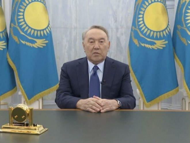 Nazarbayev'in siyasi yetkileri iptal edildi