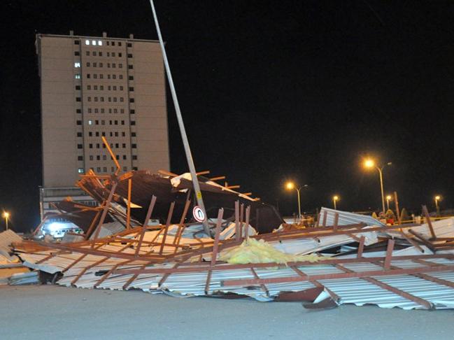 Karaman'da fırtınada 18 katlı öğrenci yurdunun çatısını uçtu, ağaçlar devrildi