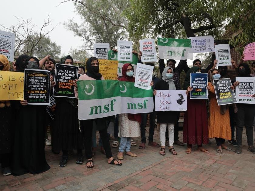 Hindistan’da derslere alınmayan başörtülü öğrenciler gösteri düzenledi