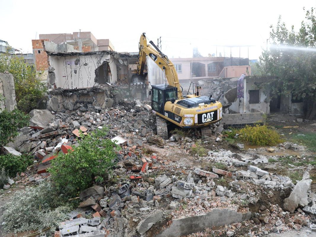 Adana'da yıkılan metruk bina sayısı 100'ü geçti