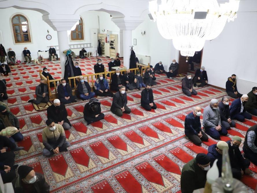 AKP’liler Erdoğan çiftinin sağlığı için camide namaz kılıp dua etti