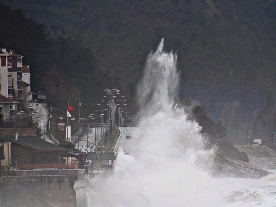 Karadeniz’de şiddetli fırtına! Dalgalar 5 metreyi aştı