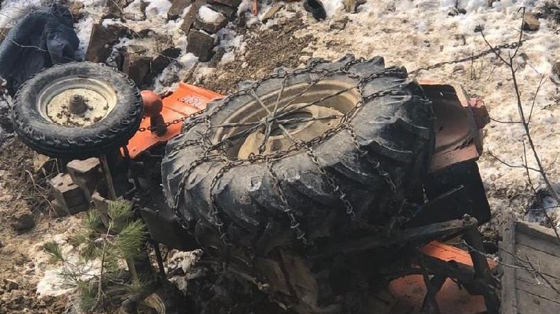 Traktör dere yatağına devrildi: 1 ölü, 1 yaralı