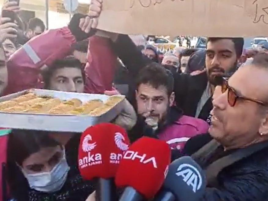 Haluk Levent'ten Yemek Sepeti işçilerine baklavalı destek
