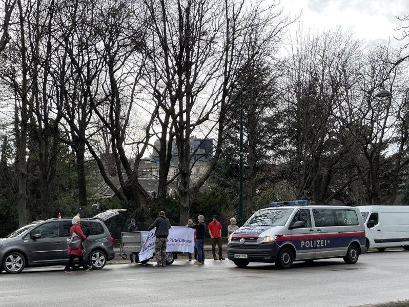 Avusturya aşı karşıtı araçlı protestoya polis engeli