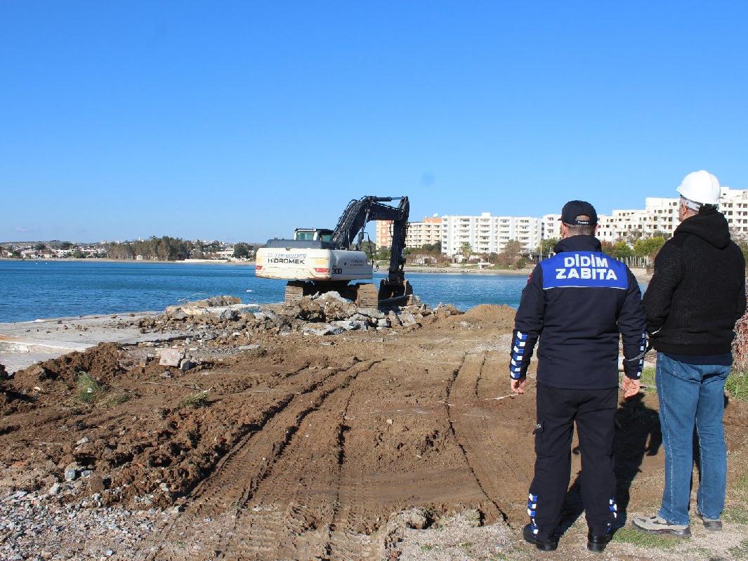 Sahil bandındaki kaçak yapılar yıkıldı