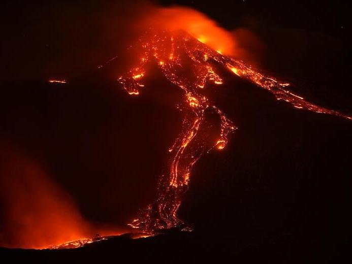 İtalya'daki Etna Yanardağı yeniden faaliyete geçti