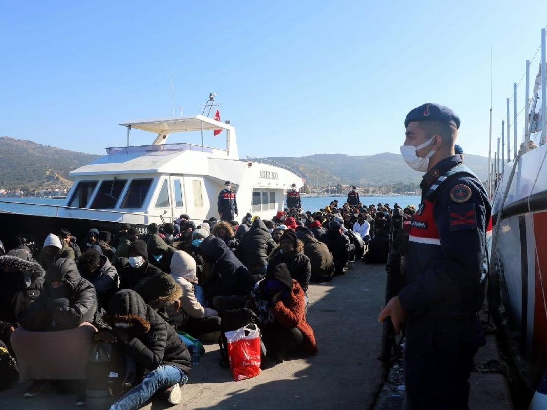 İzmir'de İHA'lı operasyonda 226 kaçak göçmen ile 10 organizatör yakalandı