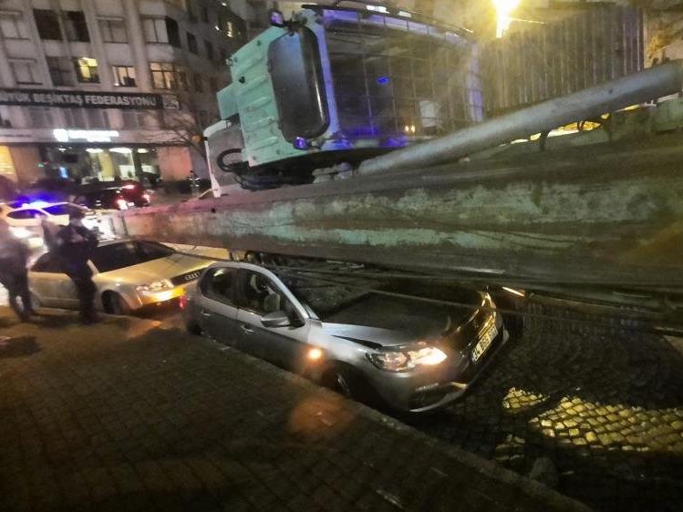 Beşiktaş’ta akılalmaz kaza! Araçların üzerine devrildi
