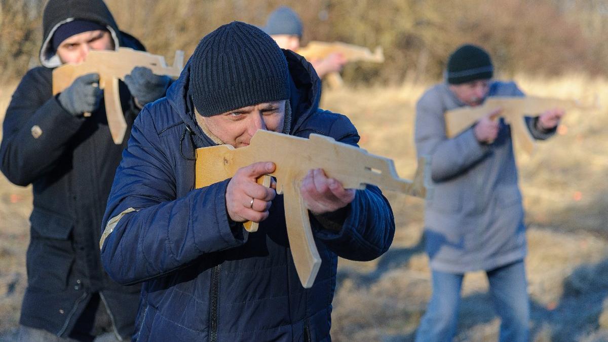Ukrayna halkı savaşa maket silahlarla hazırlanıyor
