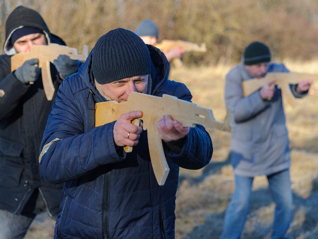 Ukrayna halkı savaşa maket silahlarla hazırlanıyor