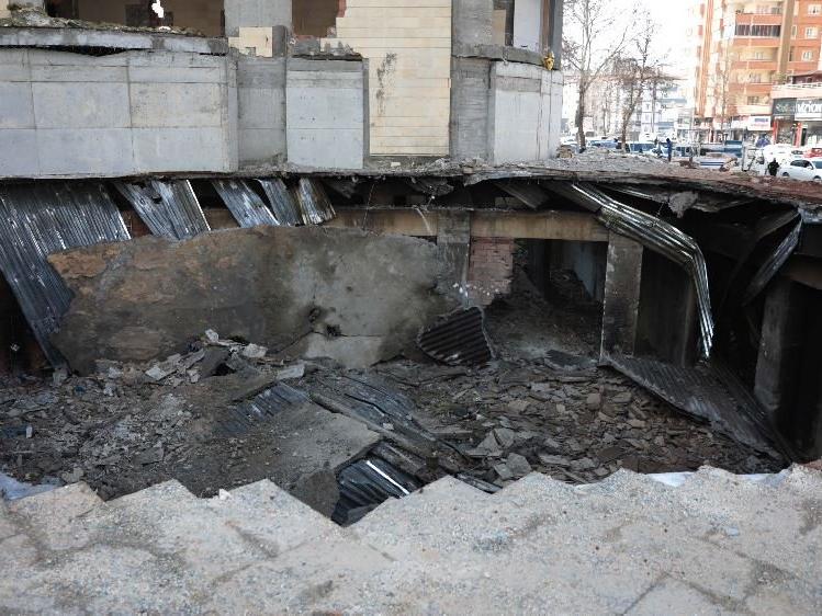 Atıl kalan 11 katlı otelin otoparkı çöktü