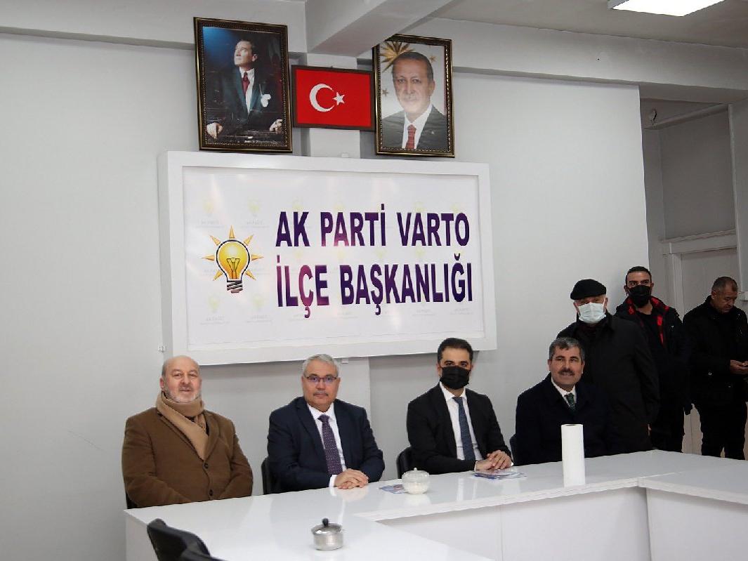 Valinin AKP ilçe başkanlığını ziyareti parti devleti eleştirilerinin hedefi oldu