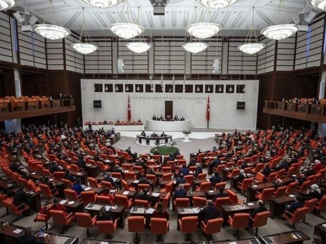 Meclis'te kalp krizi geçiren AKP'li vekil hastaneye kaldırıldı