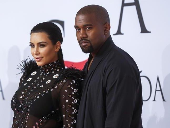 Kanye West'ten Kim Kardashian'a bir kamyon dolusu kırmızı gül