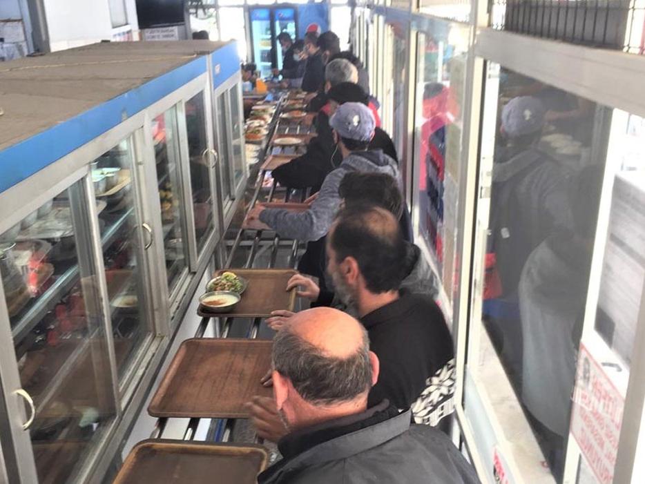 ‘Ucuz’ yemek kuyruğu Kuru fasulye 5, iskender 12 TL