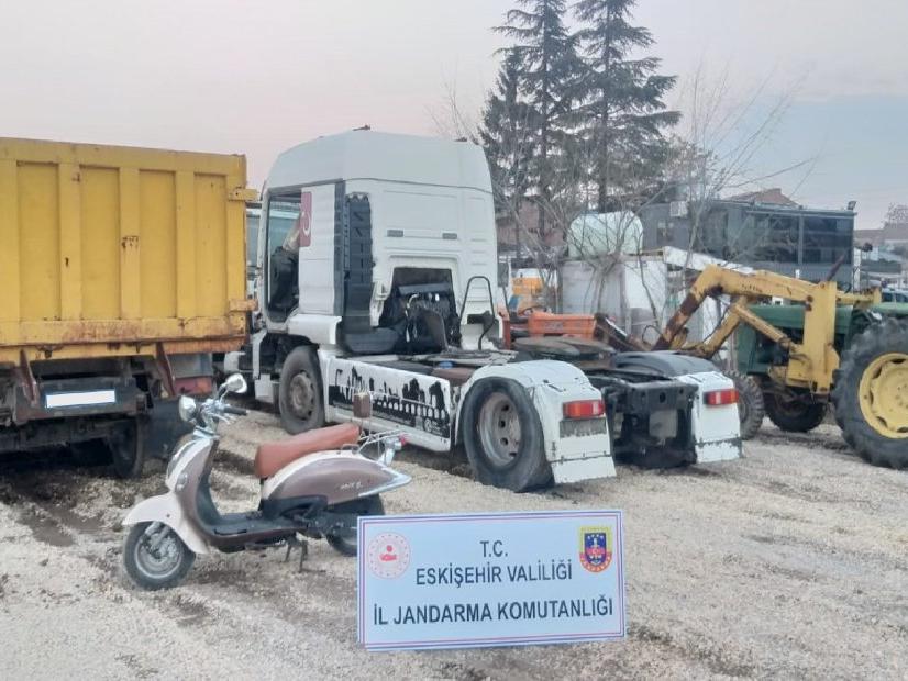 Balıkesir’deki yediemin parkından çalınan araçlar Eskişehir’de ele geçirildi