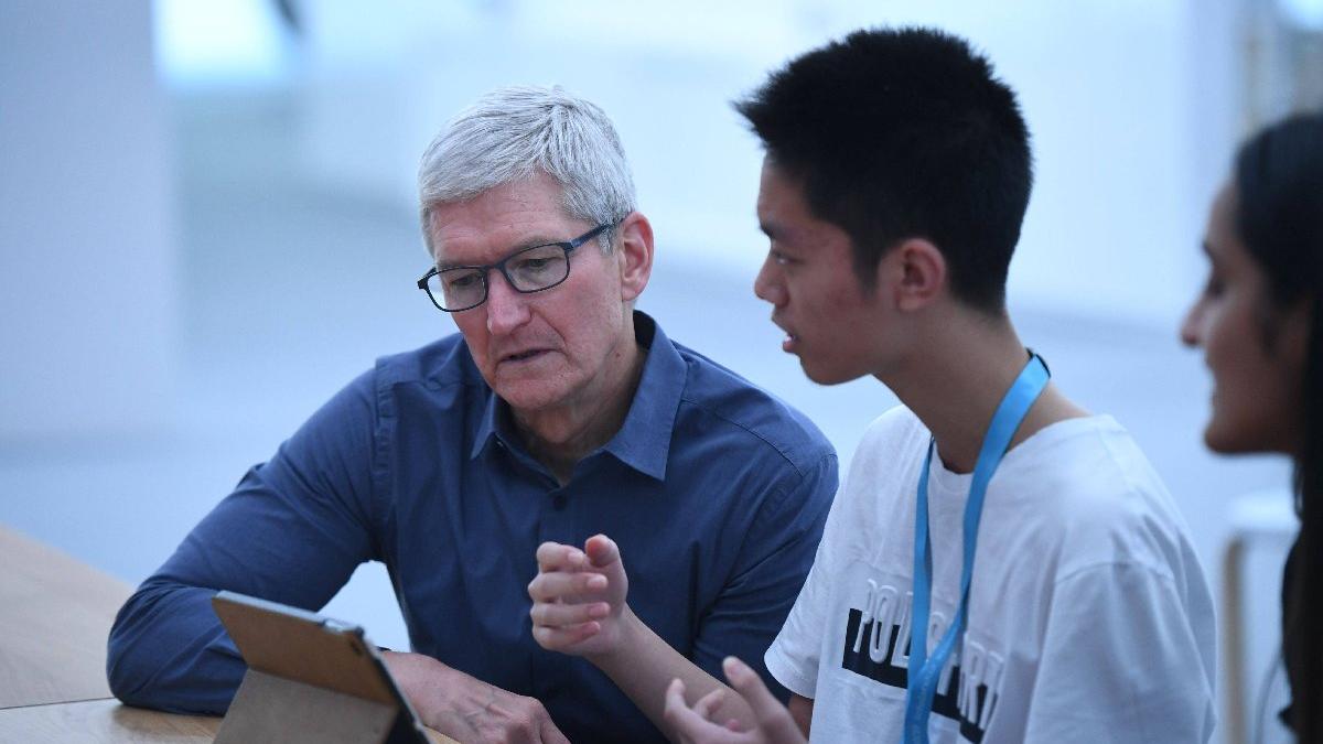 Apple hissedarları Tim Cook'a savaş açıyor: Maaş ve ikramiyesi tepki çekti