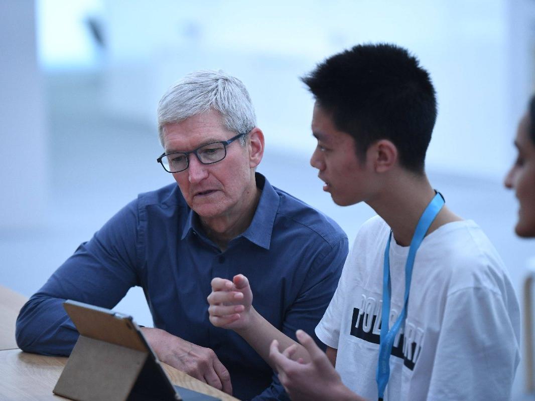 Apple hissedarları Tim Cook'a savaş açıyor: Maaş ve ikramiyesi tepki çekti