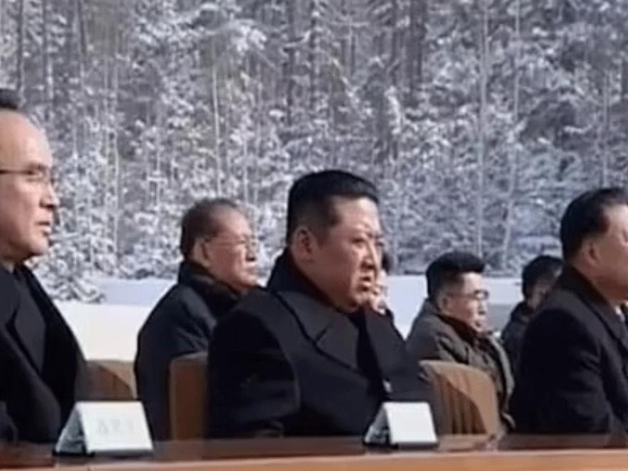 Kuzey Kore'de çekilen bu görüntüler gündem oldu: Eksi 15 derecede beklediler