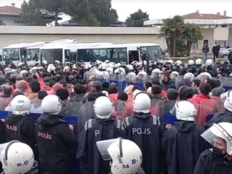 Tuncay Özilhan'ın evinin önünde eylem yapan Migros işçileri gözaltına alındı