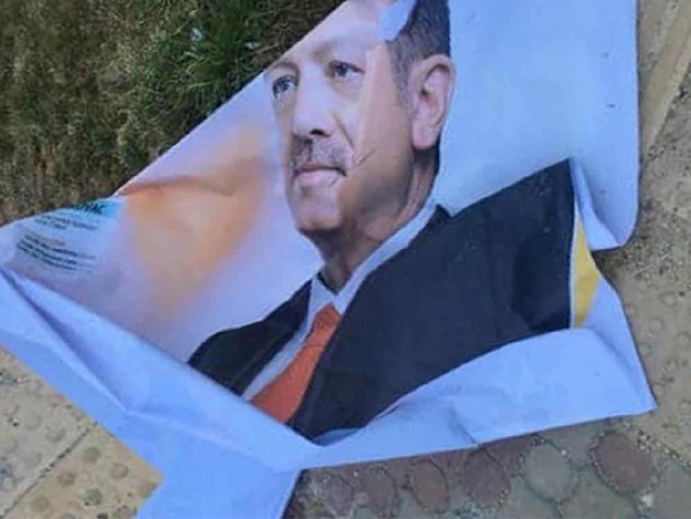 Erdoğan'ın afişlerini yırttı, gözaltına alındı