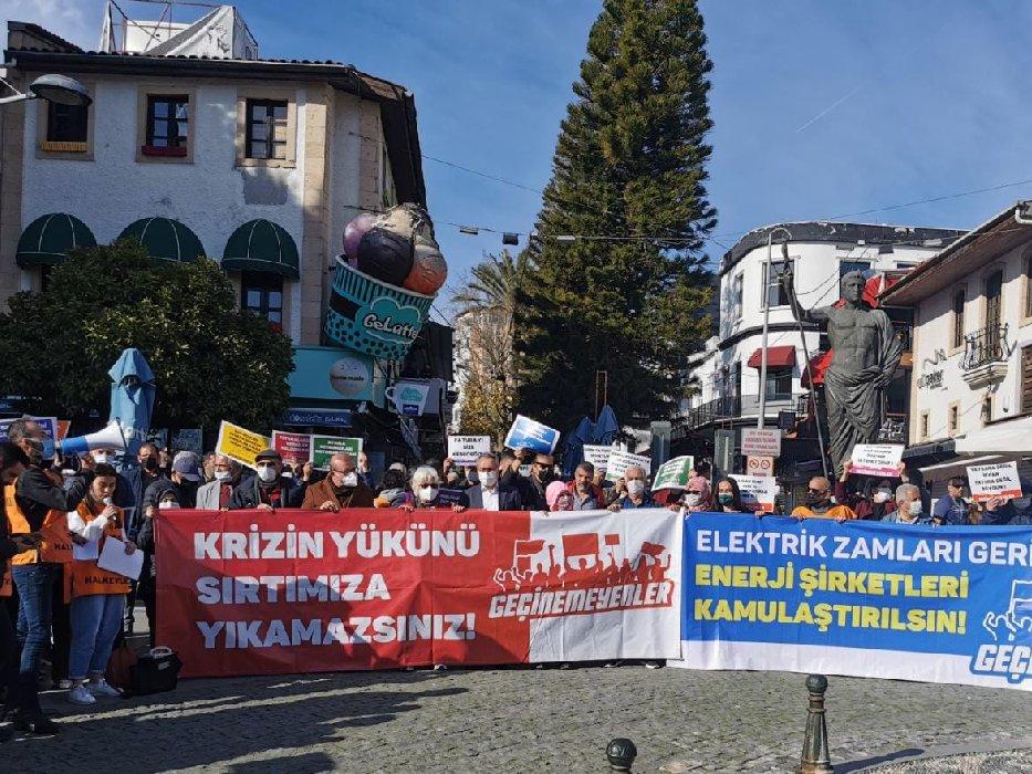 Antalya'da 'geçinemiyoruz' diyenler elektrik zamlarına karşı sokağa çıktı