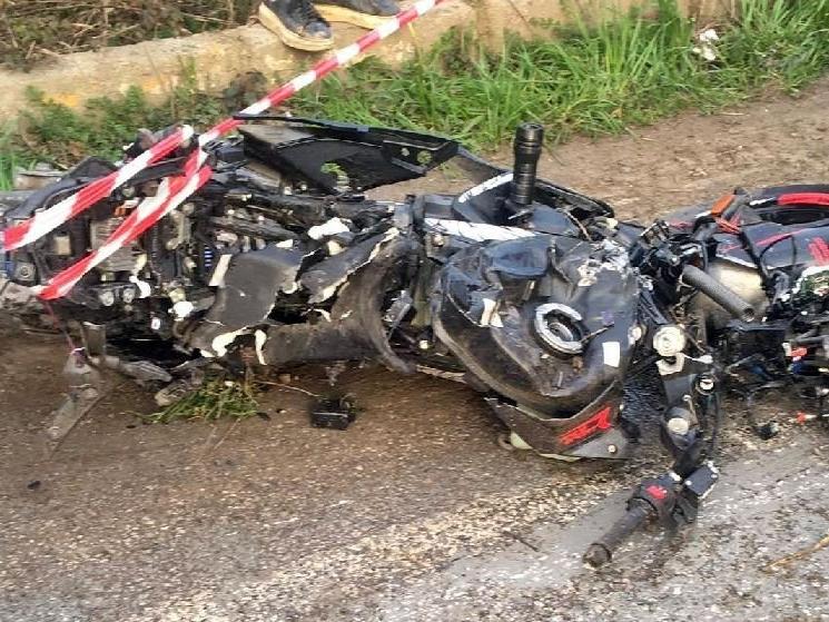 Kamyonetin altına giren motosikletli Furkan öldü
