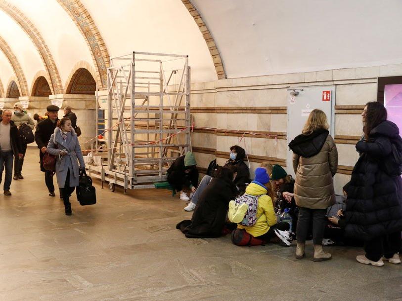 Rusya-Ukrayna krizi: Kaçan kaçtı, kaçamayan metro istasyonunu sığınağa çevirdi