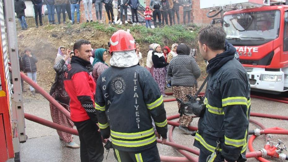Evi kundaklayıp, itfaiye ekiplerinin üstüne yürüdüler