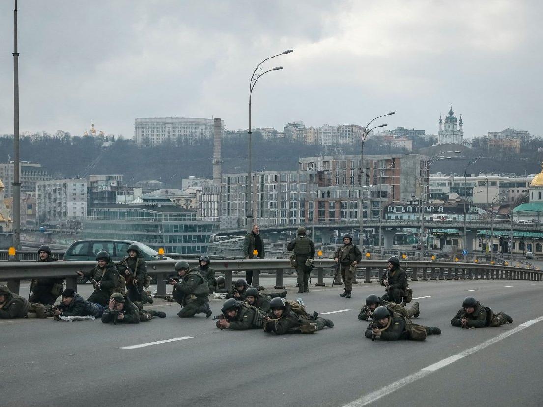 Ukrayna askerleri Kiev'de Rusya ordusunun girişini bekliyor