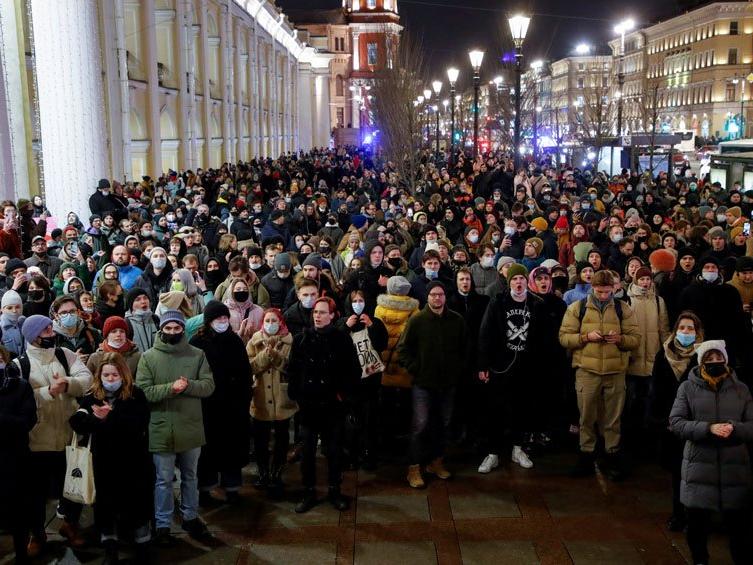 Burası Rusya: Binlerce insan Putin'e tepki için sokağa döküldü