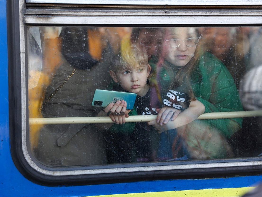 Kiev'den kaçış seferi: Tren istasyonlarında izdiham...