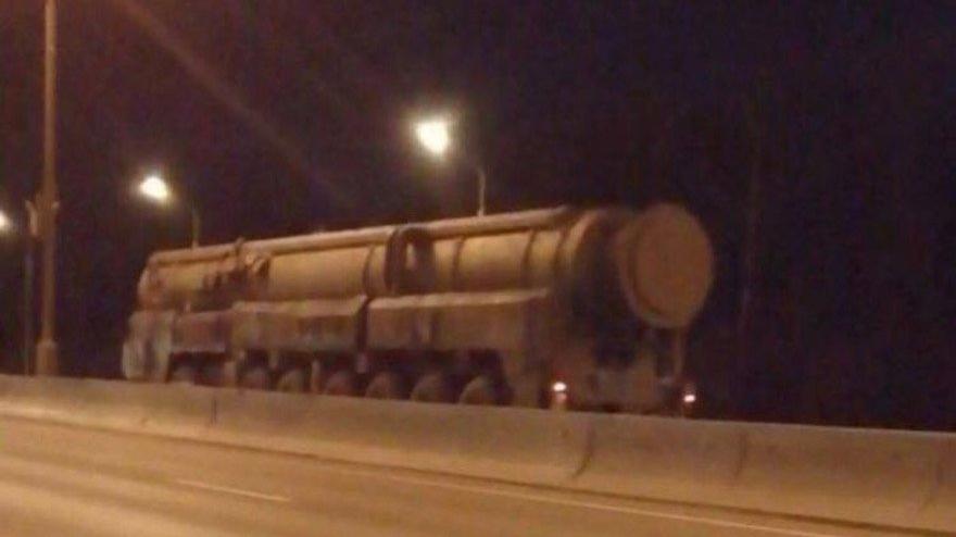 Rusya’nın Topol-M balistik füzesi Moskova yollarında