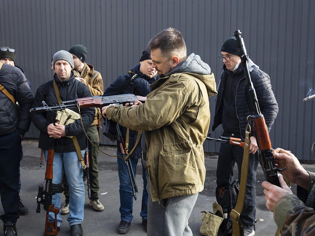 Kiev halkı silahlanıyor