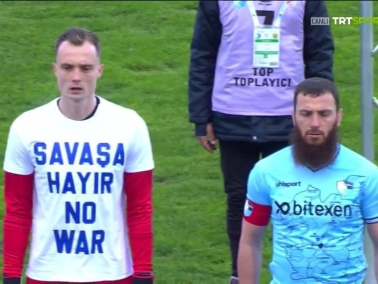 Erzurumsporlu Aykut Demir 'savaşa hayır' tişörtünü reddetti