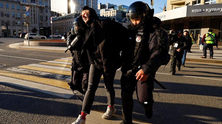 Rusya'da savaş karşıtları gözaltına alındı: Binlerce insan yakalandı