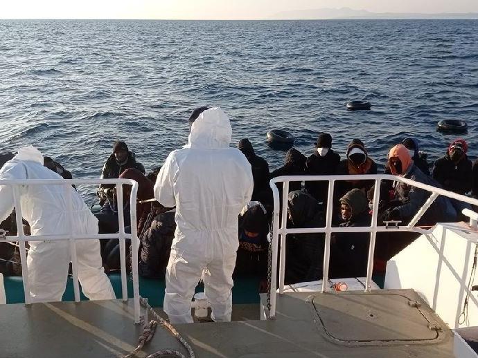 Yunanistan'ın geri ittiği lastik bottaki 35 göçmen kurtarıldı