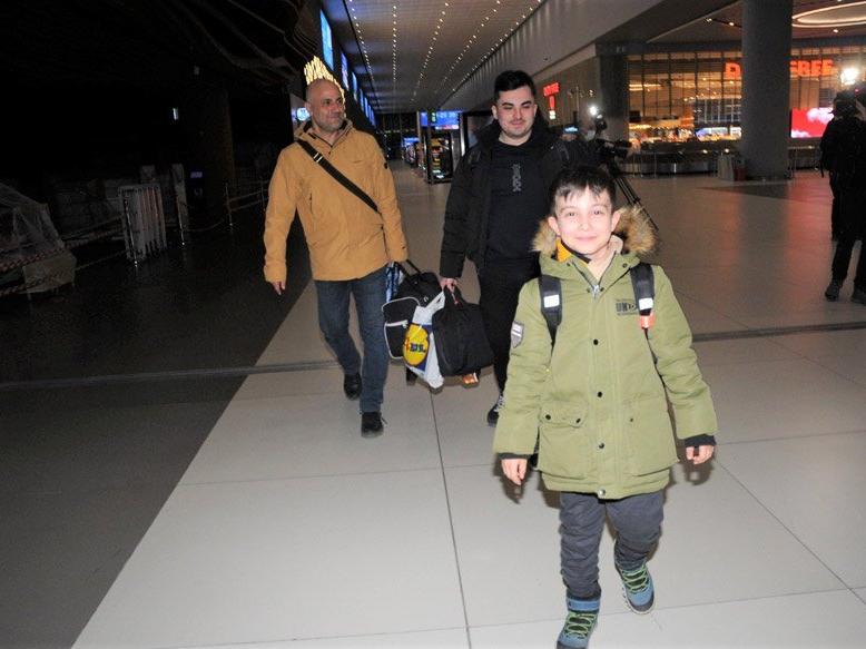 Ukrayna'da mahsur kalan Türkler THY'nin Bükreş uçağıyla İstanbul'da