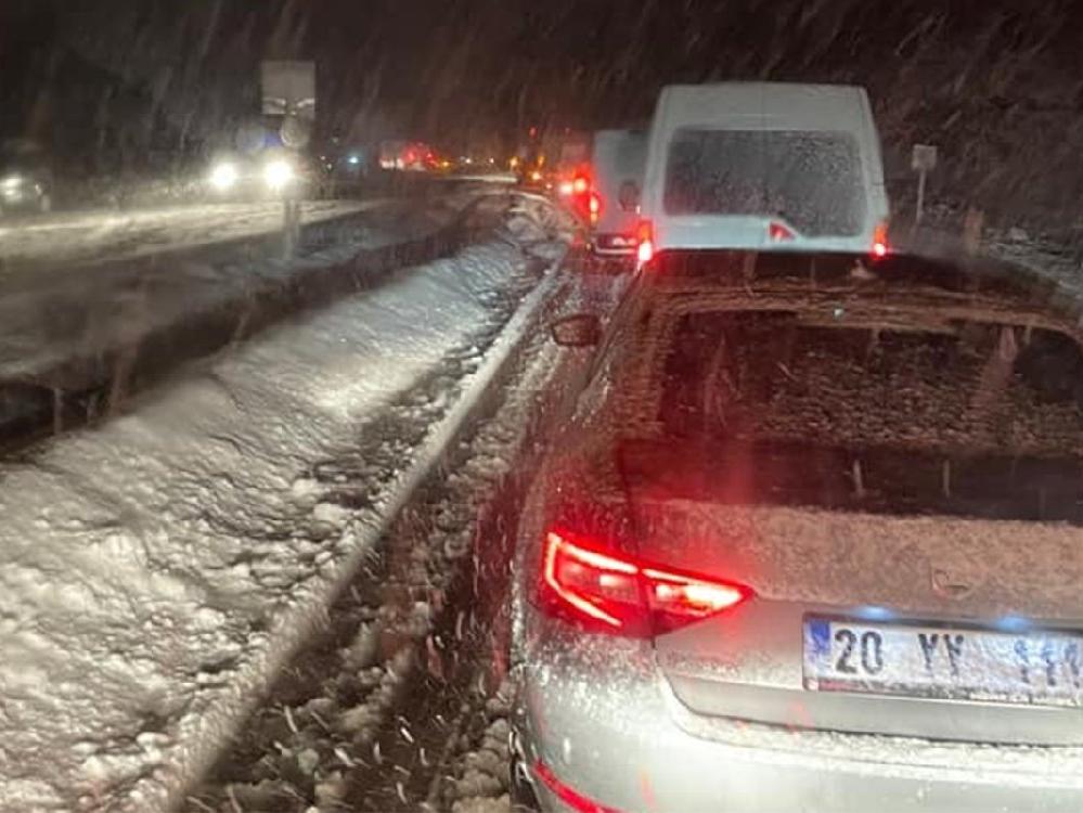 Kar yolları kapattı, okullar tatil edildi