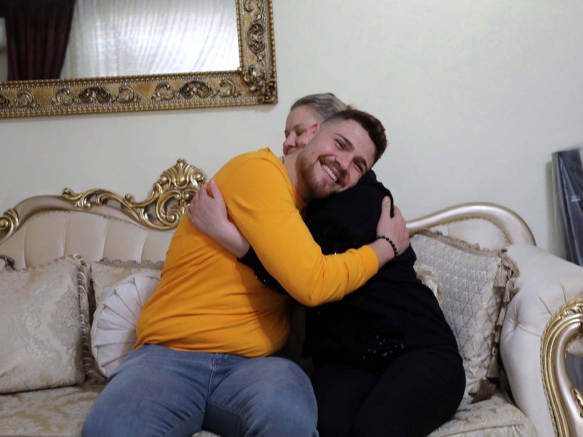 Savaştan kaçan tıp öğrencisi annesiyle kucaklaştı
