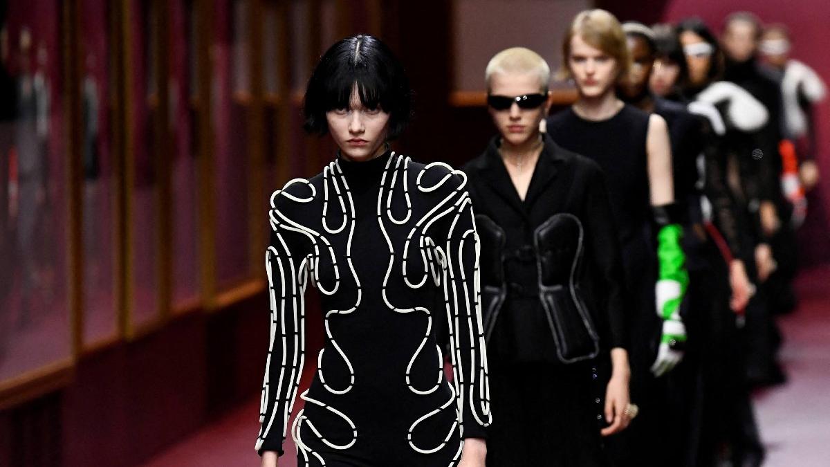 Rusya-Ukrayna savaşı podyumlara yansıdı: Paris Moda Haftası'nda savaş etkisi