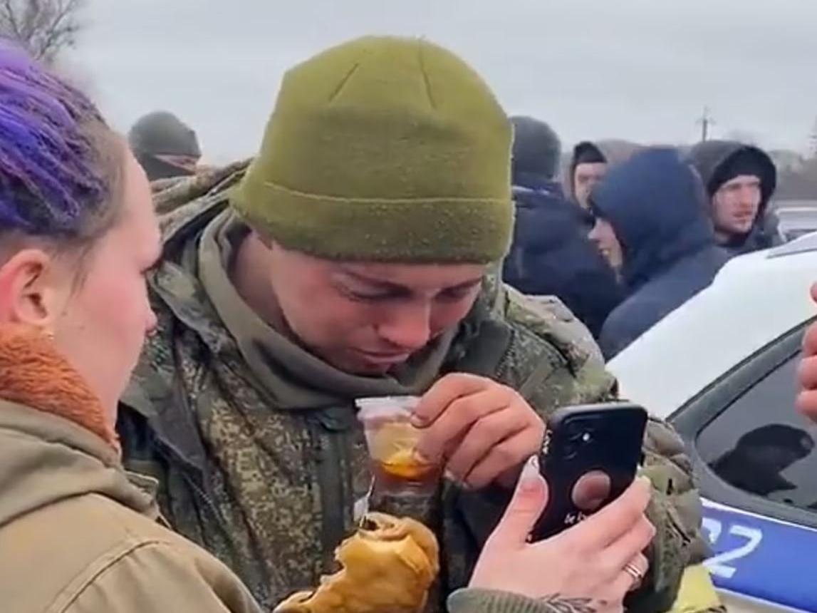 Rus askerinin hali gündem oldu: Kendisine yemek veren Ukrayna vatandaşlarına teslim oldu