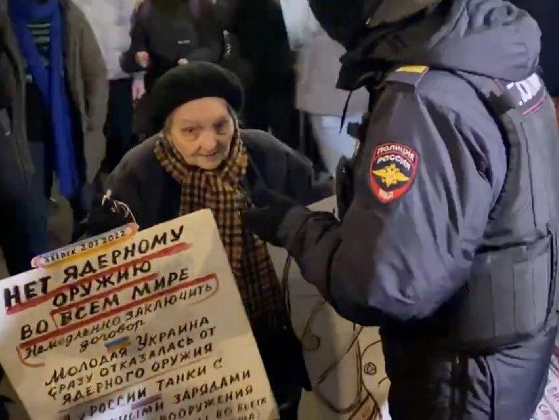 Putin'e karşı protestolar büyüyor: Yaşlı kadının tutuklanma anı gündem oldu