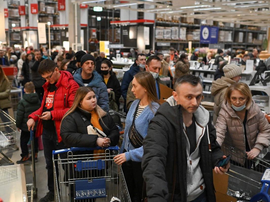 Rus halkı, yaptırım kararı sonrası kapanacağını açıklayan mağazalara akın etti