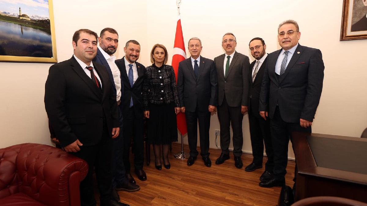 Devletin Valisi AKP'lileri yanından ayırmıyor