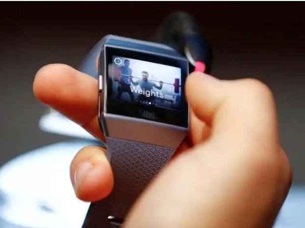 Fitbit yanma tehlikesiyle 1,7 milyon Ionic akıllı saati toplatıyor