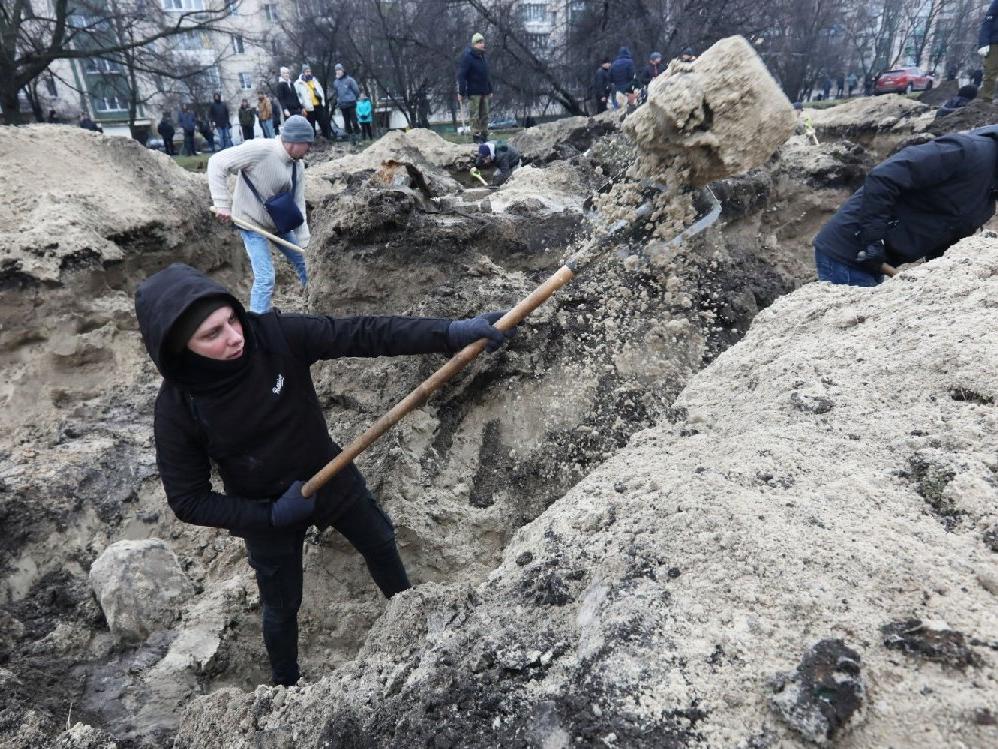 Kiev'de gergin bekleyiş: Halk barikatlar kurup hendek kazıyor