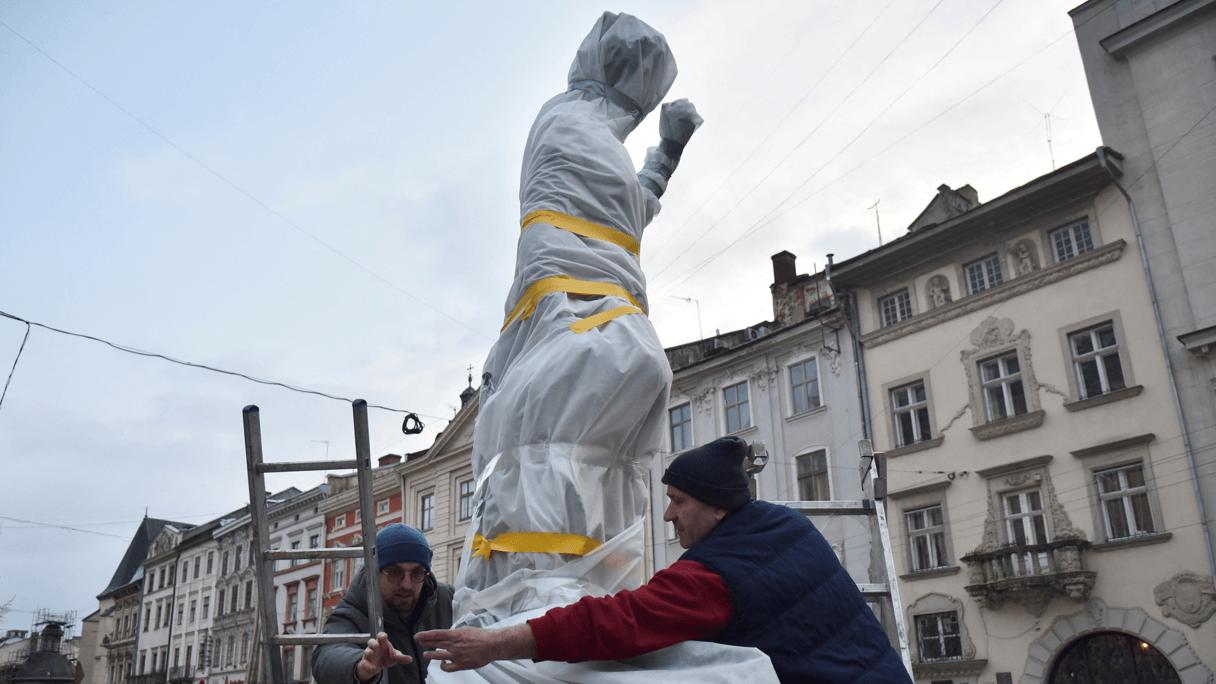 Ukrayna'da endişeli hazırlık: Halk tarihi heykelleri korumaya çalışıyor