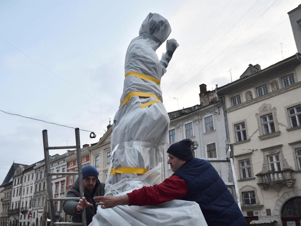 Ukrayna'da endişeli hazırlık: Halk tarihi heykelleri korumaya çalışıyor